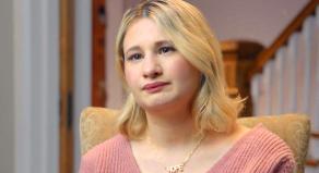 Gypsy Rose Blanchard with blonde hair and wearing a necklace that says 'HOPE'