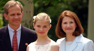 Elizabeth Smart with her mother, Lois, and uncle, Tom