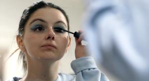 Ariel Winter looks in the mirror as she puts mascara on