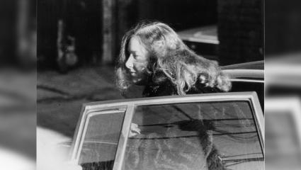 Colleen Stan leaving a car