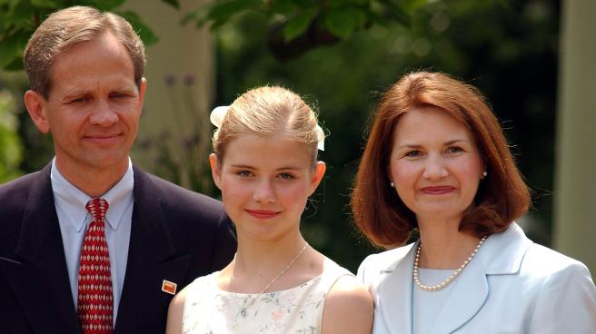 Elizabeth Smart with her mother, Lois, and uncle, Tom