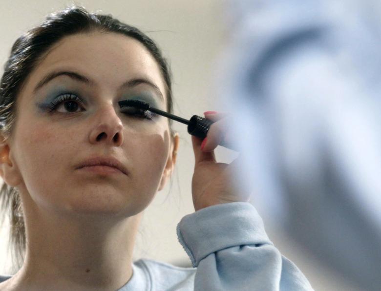 Ariel Winter looks in the mirror as she puts mascara on