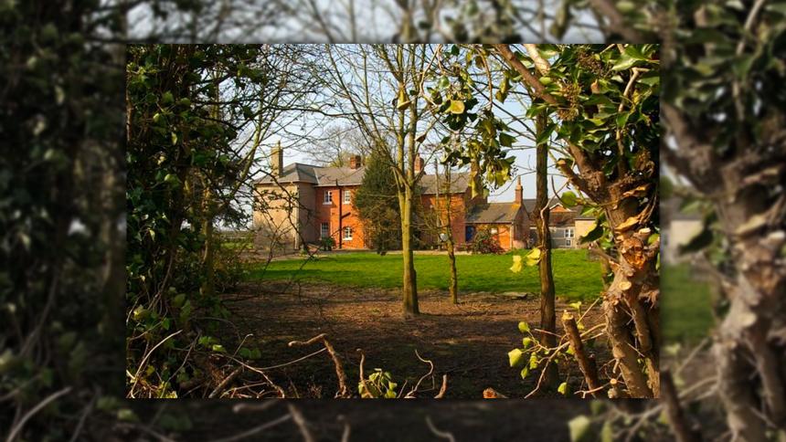 A photograph of White House Farm, Essex, taken in 2007