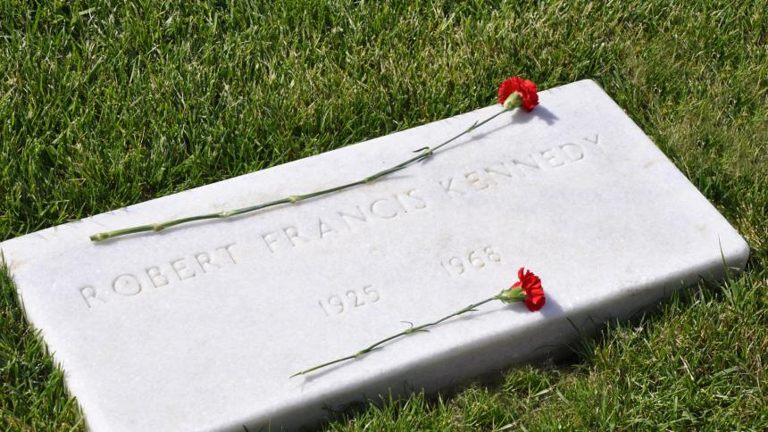 A photo showing the grave of Robert Kennedy
