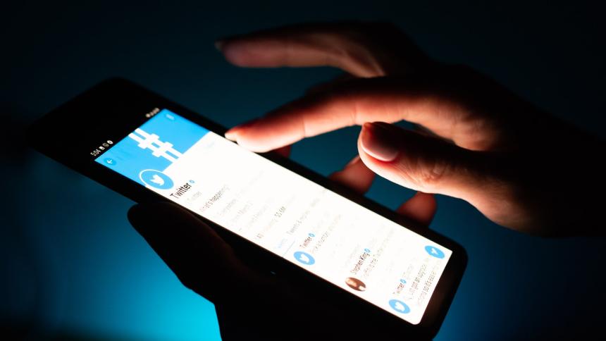 Sending a tweet on a smart phone