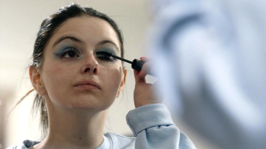 Ariel Winter looks in the mirror as she puts mascara on