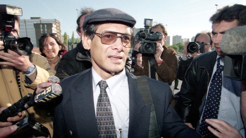 Charles Sobhraj surrounded by press as he leaves court